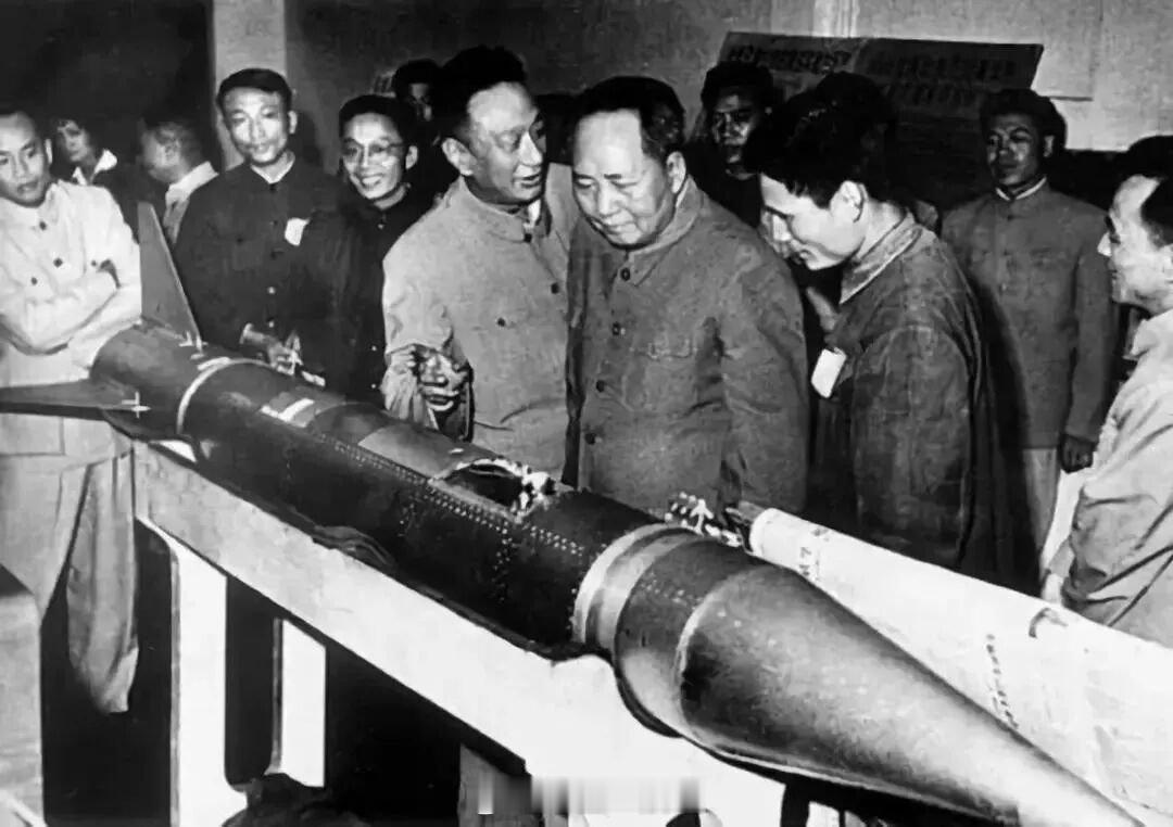 毛泽东一九五六年三月下旬纪事3月23日　晚上，毛泽东在中南海游泳池住处主持召开中