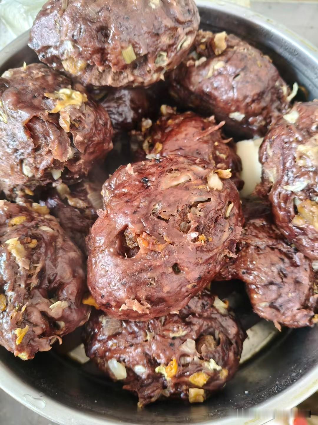 这是啥？
妈妈的味道！
你吃过吗？
猜对了吗？
这是血馒头
也叫猪血馍馍
是我们