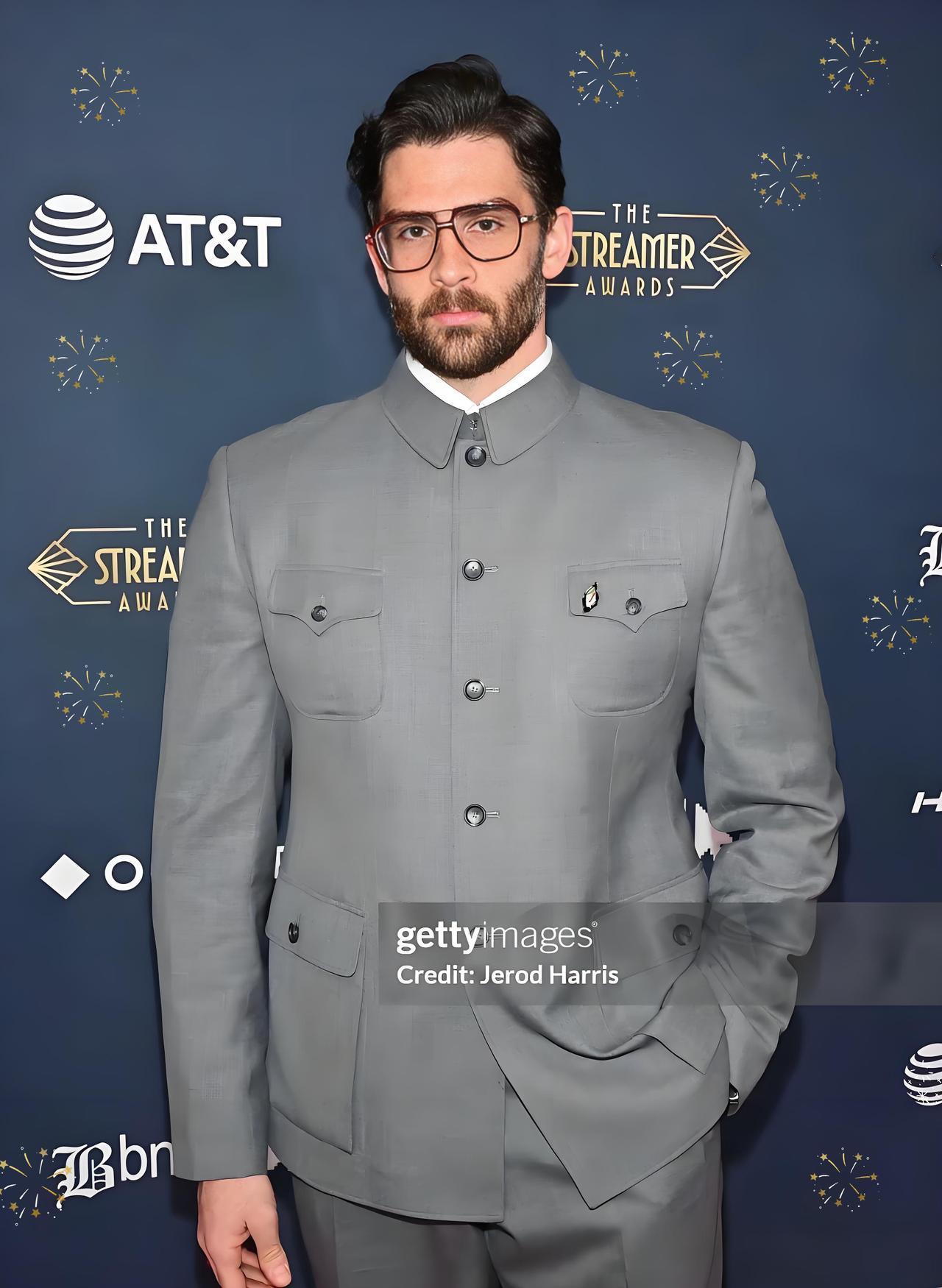 这就叫降维打击吧？
有个美国博主，在天安门看升旗，就被那满满的荣誉感震撼！

转