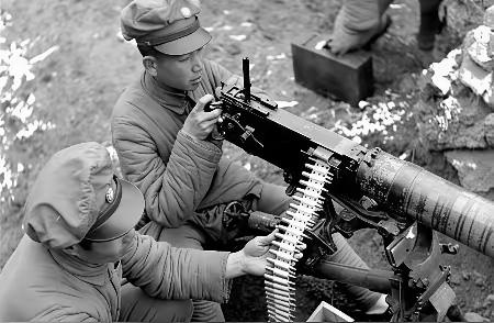 1935年，王耀武得知手下俘虏了一个红军师长，兴冲冲的跑过去准备审讯，可当他看到