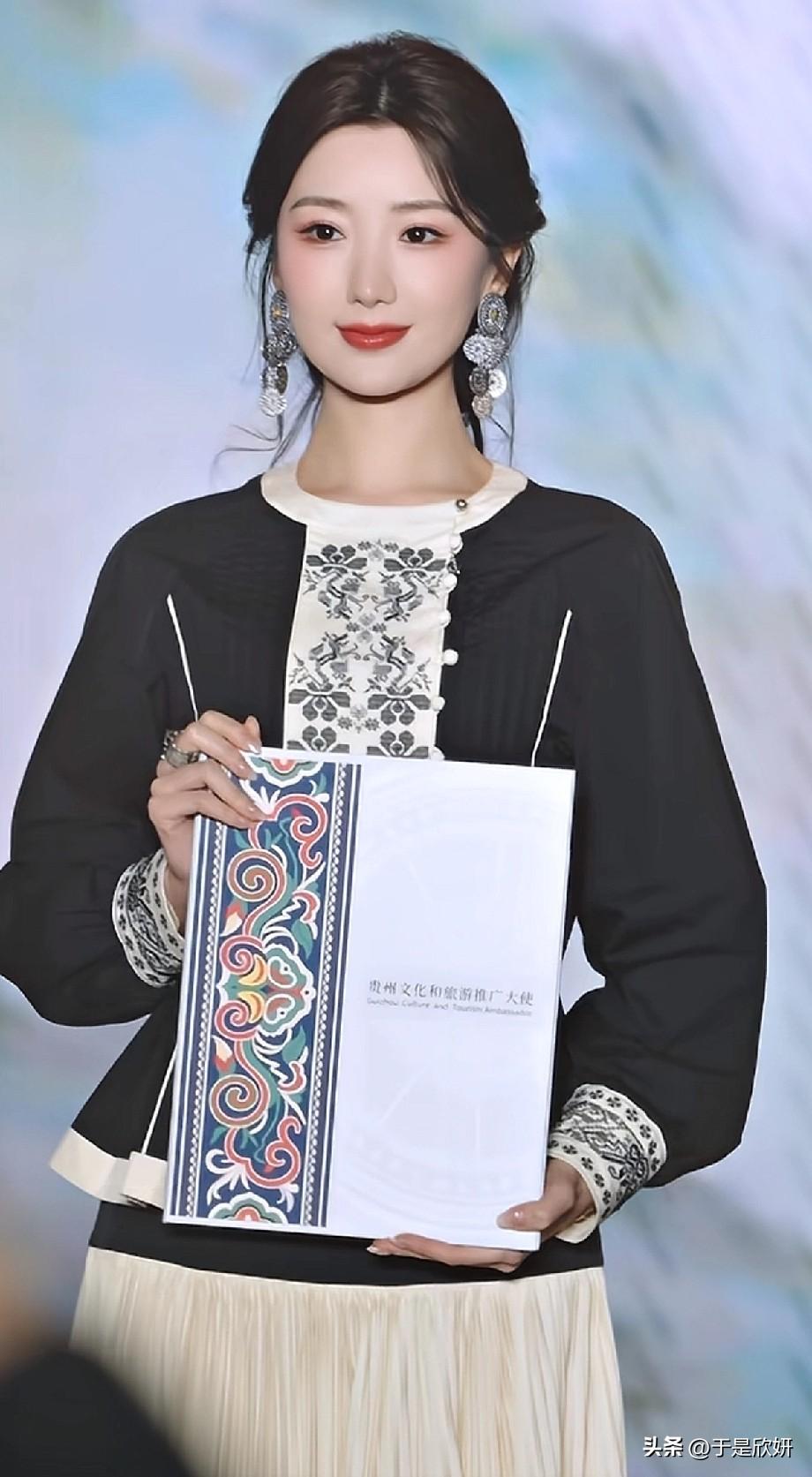 毛晓彤穿民族服饰美出圈！当非遗遇上明星，才是最顶级的文化输出
 
当毛晓彤身着贵