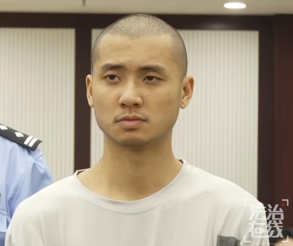 魏清涛真正的帅！剃了光头还那么帅！被抓出境留着小平头，之前风光时留着长发烫头，各