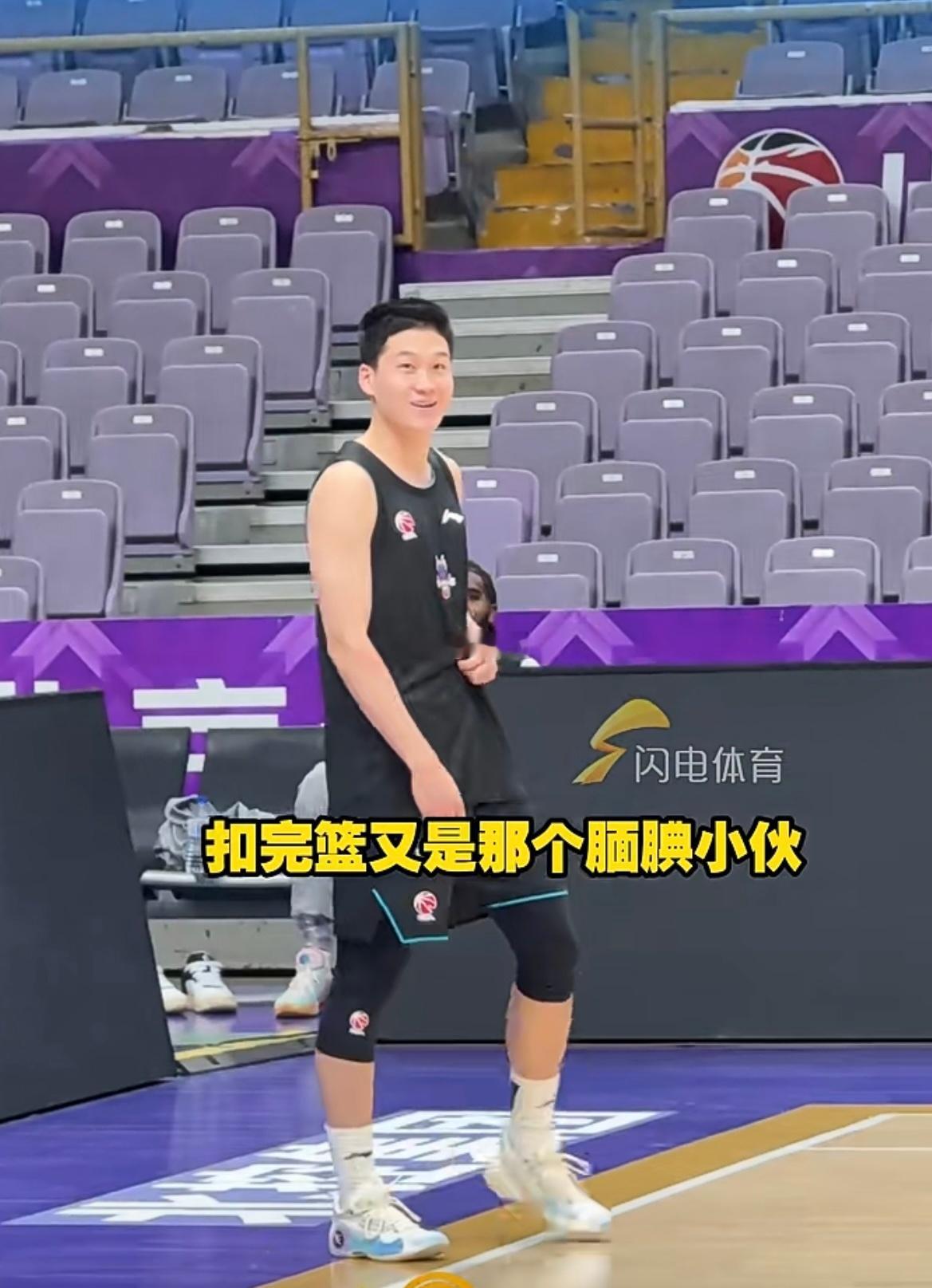 18岁的王证，刚刚进入山东男篮一队，今晚客场对阵北控比赛，进职业生涯第一次正赛大