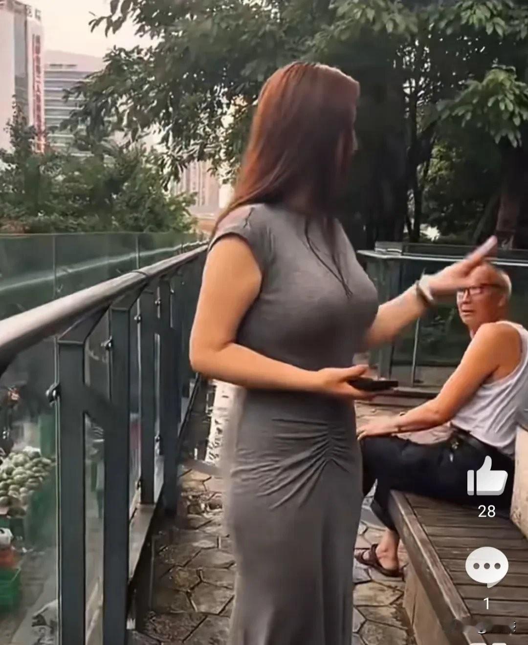 街头一幕引发热议。穿紧身衣裙的丰满少妇路过，戴眼镜的六旬爷爷目光全程追随。

这