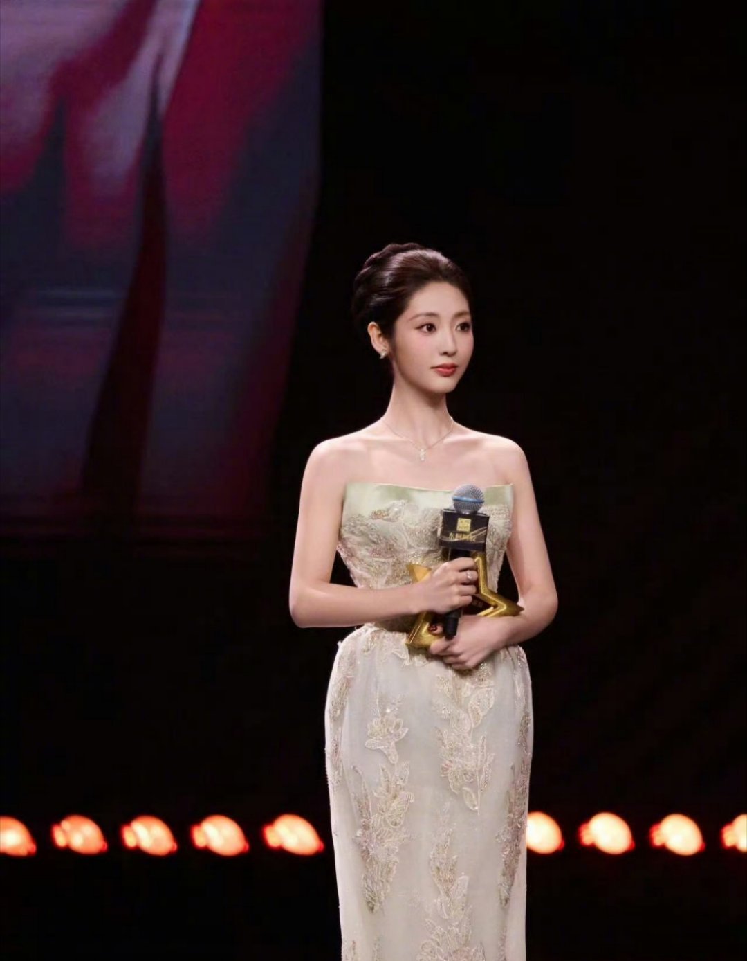 姐姐肩颈线太美了，刑菲你真的菲常适合露肩的礼服！！