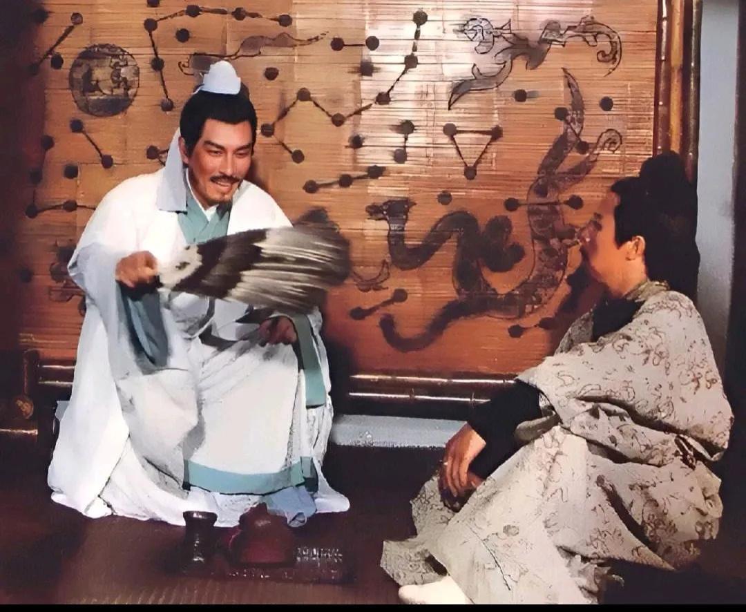 “诸葛亮出山前，在隆中种了十年西瓜——不是躺平，是在搞‘农业大数据’：
他记下每