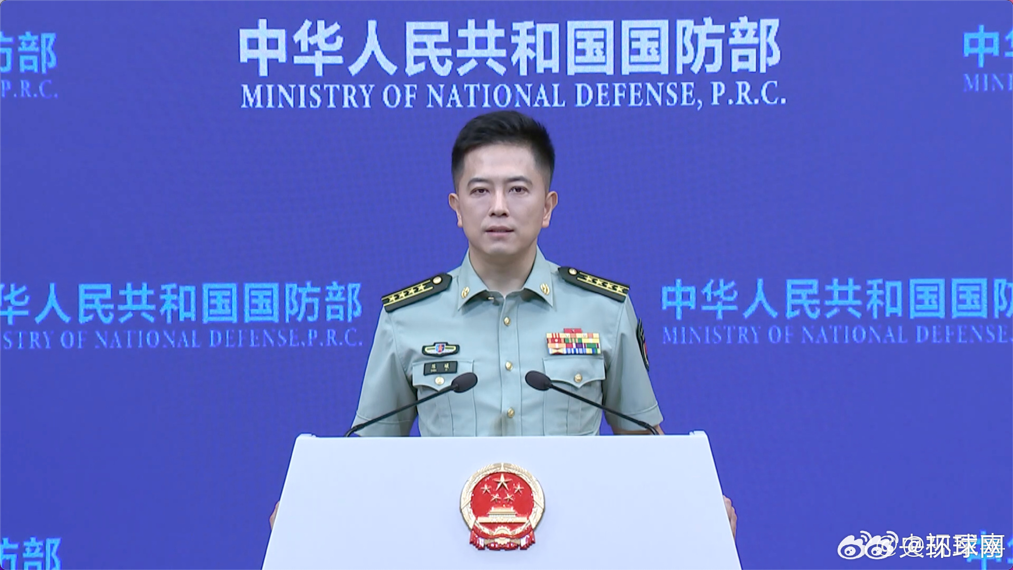 【#新任国防部新闻发言人陈曦亮相#】在今天的国防部例行记者会上，新任国防部新闻发