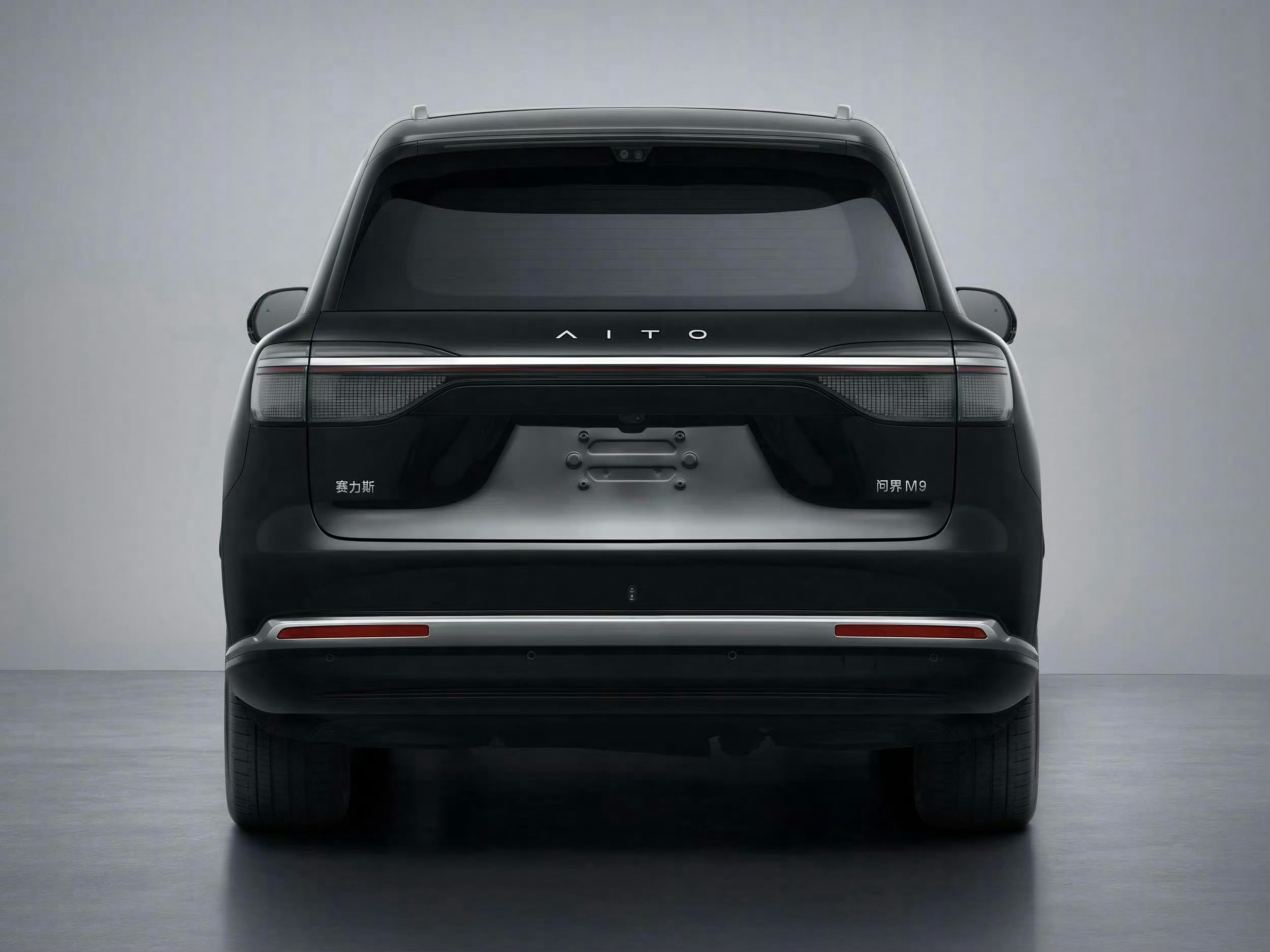 有没有觉得新款问界M9变得更帅了？ 车身镀铬饰条的变化非常加分。 