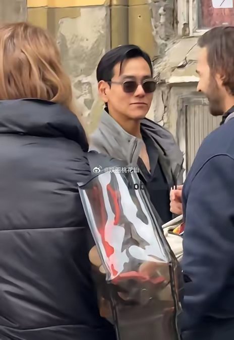 彭于晏这造型还和男神搭边吗？近日，网友在比利时街头遇见彭于晏拍摄写真，他当天穿着