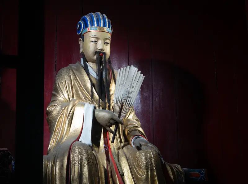 一个人最大的无知，一是困于自我认知的牢笼。有些人盲目自大，高估自己，像马谡不听孔