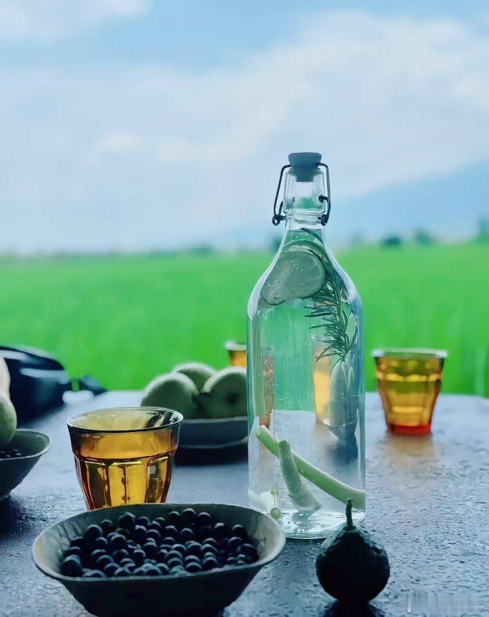 人在职场请一定​记住：​在任何工作场合，​守住分寸，平等共赢。​懂拒绝，才能赢得
