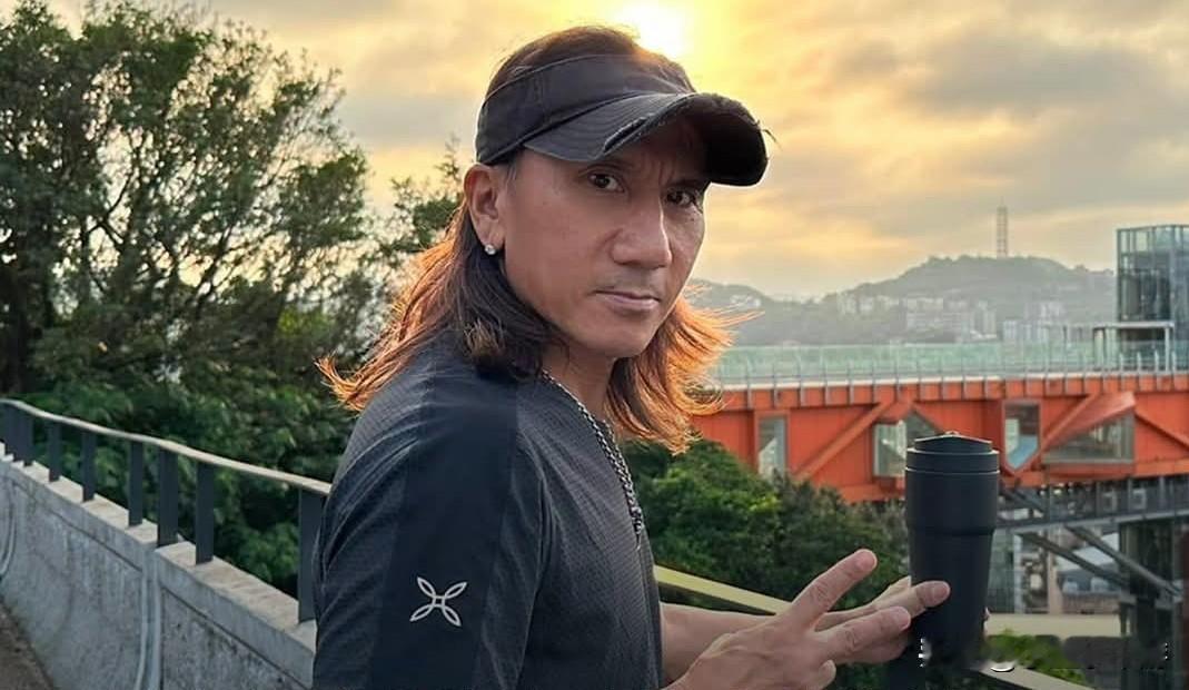 动力火车成员颜志琳，曾服役于台军最为神秘、要求最为严苛的“凉山特勤队”。
 
这