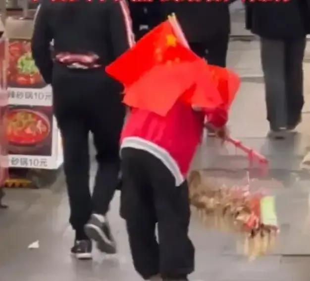 安徽11岁男孩放学卖手工艺品补贴家用，这个孩子真的太懂事了，由于奶奶年龄大了，孩