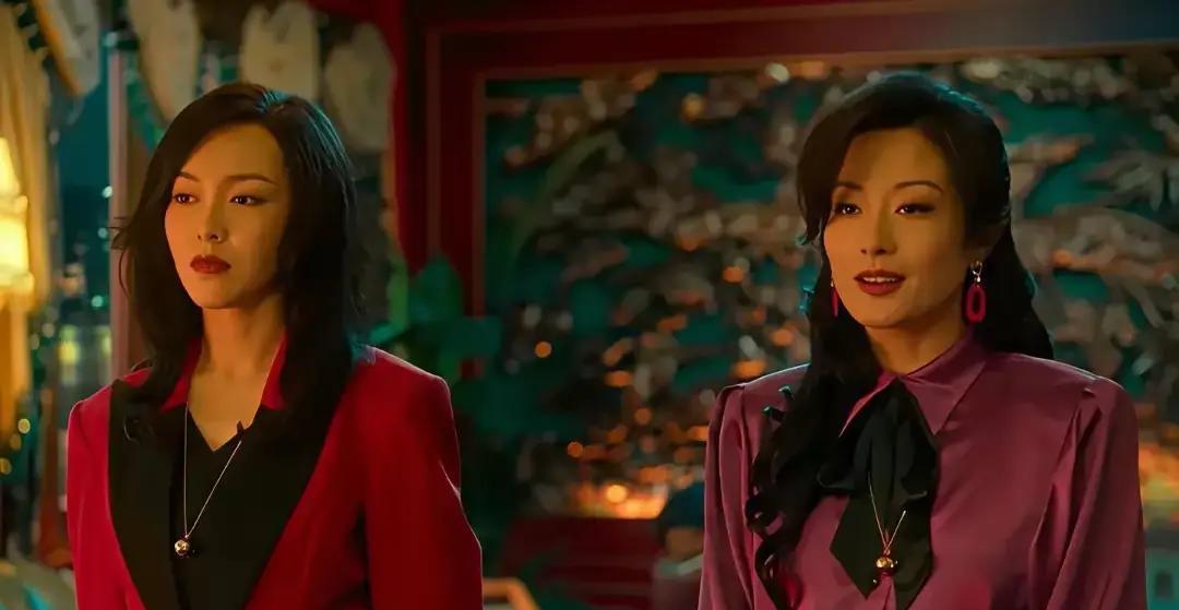 片场重逢，泪光闪动。
唐嫣和徐百慧，中戏2002级同桌。
命运岔路口，一个早被张