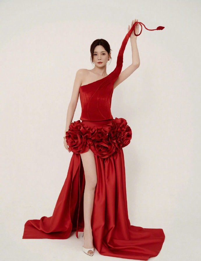 沈梦辰 沈梦辰鎏金礼服造型 声鸣远扬直播 沈梦辰一期比一期绝！鎏金礼服造型亮相直