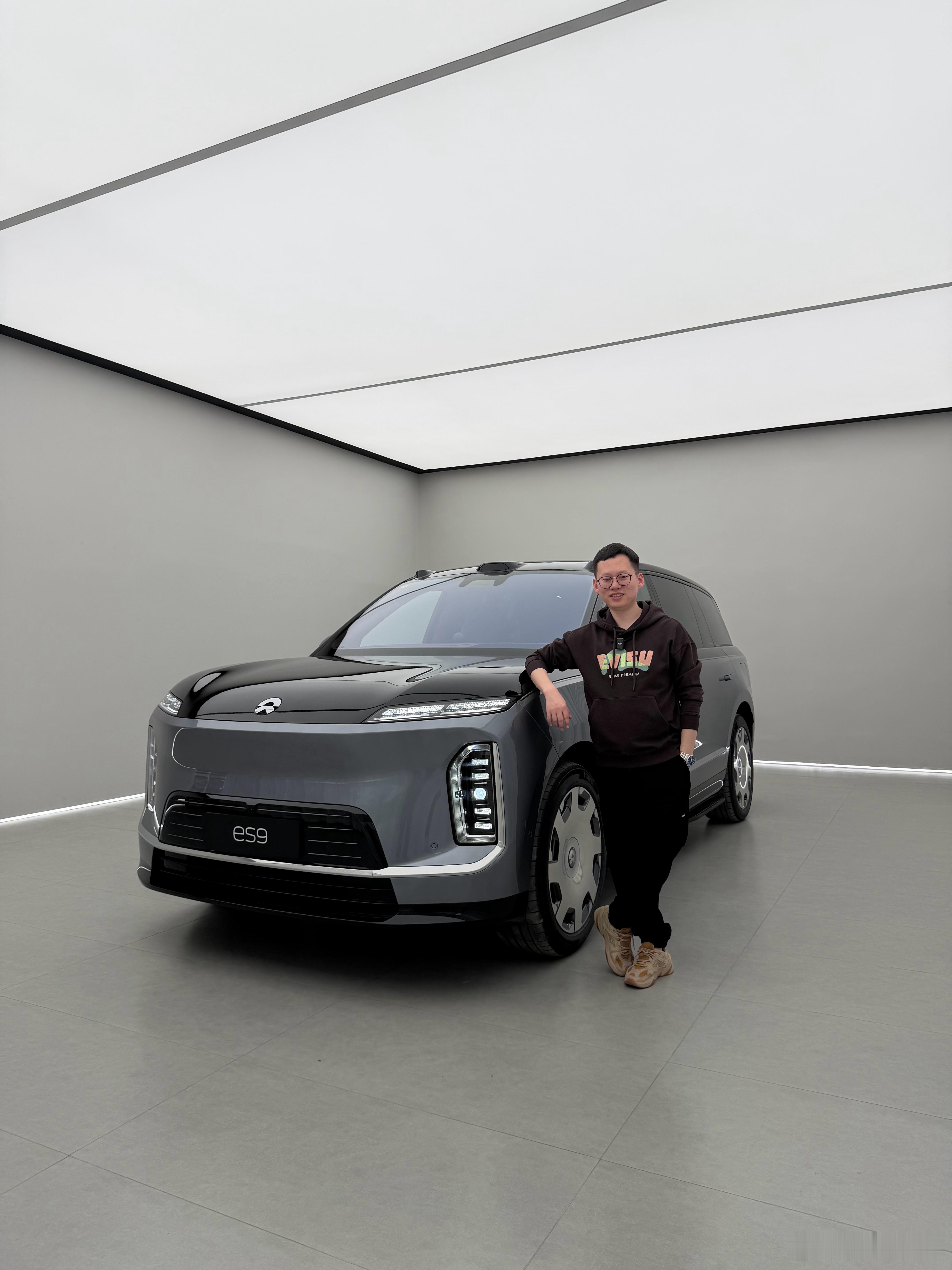 蔚来ES9这车太逗了因为车本身非常大如果身高没有180cm以上谁合照都像个“小手