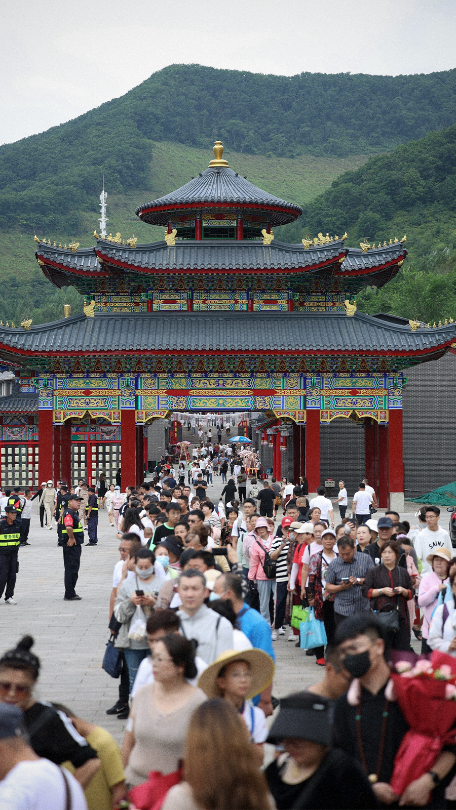父亲节尽孝辽宁铁刹山陪父亲登高纳福 岁月无言，父爱有声。难得端午与父亲节相逢，福