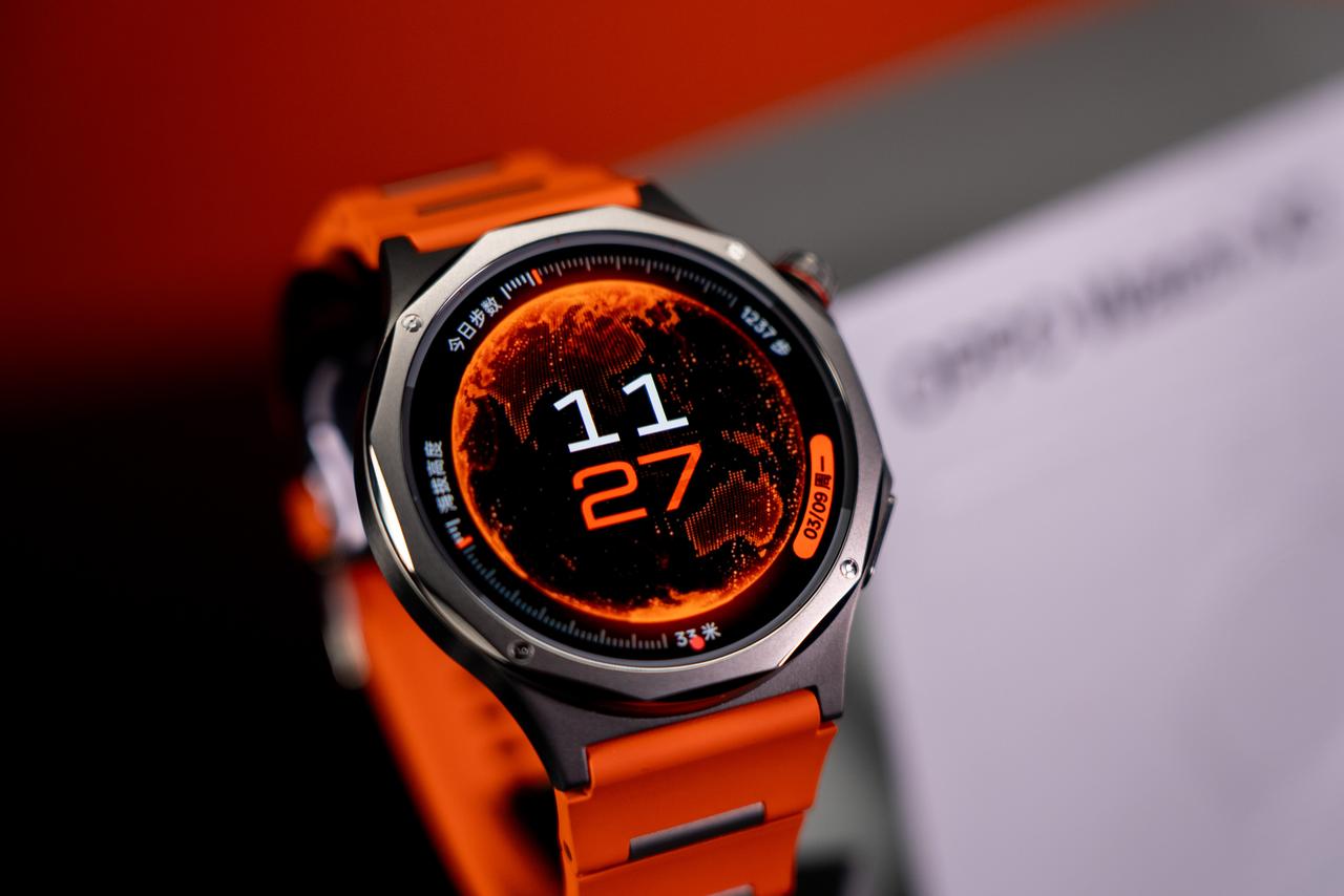 OPPO Watch X3 戴上了，我这款是寰宇星橙，和 OPPO Find N