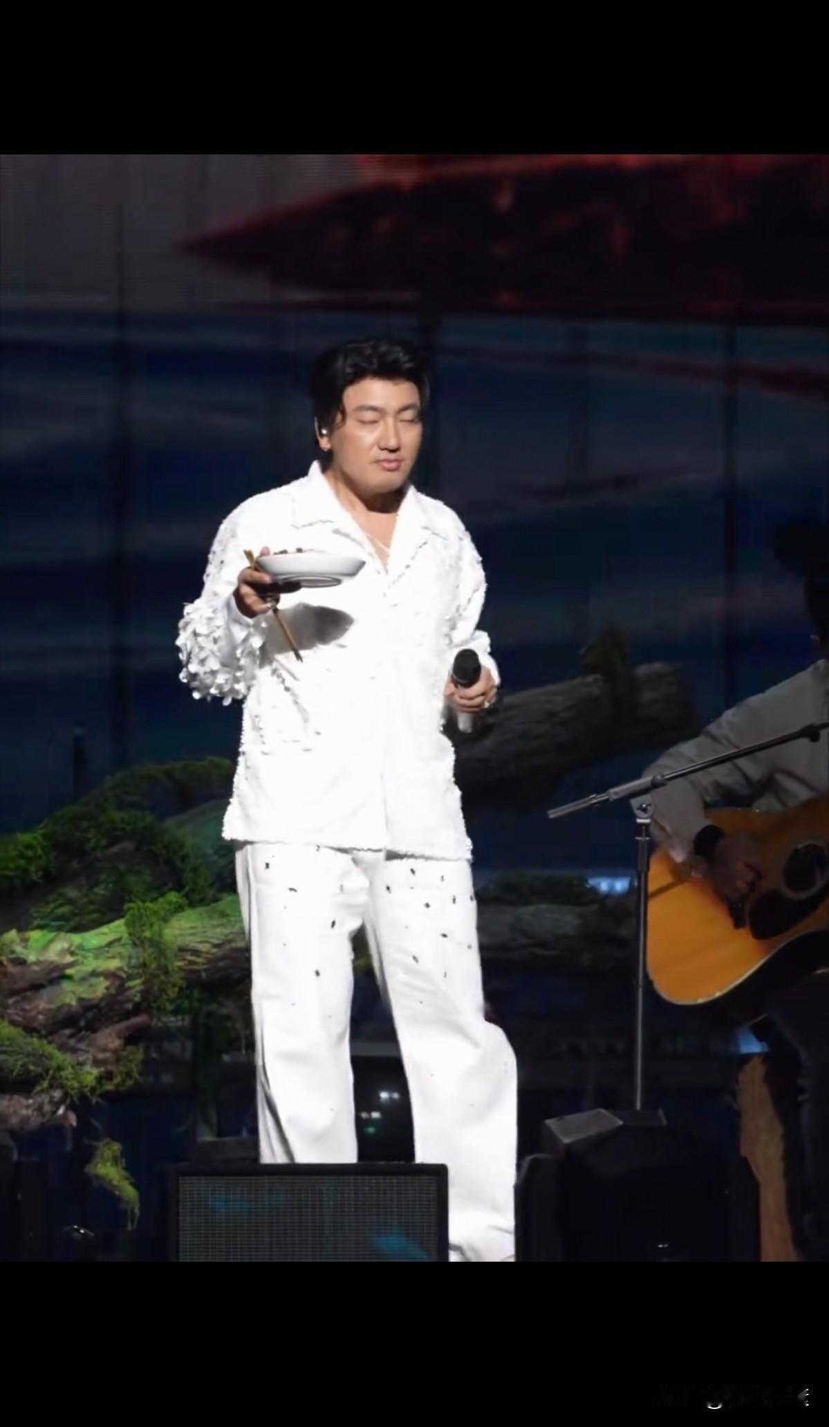 一边吃饭一边开演唱会，全国除了海来阿木老师还有谁？
网红评论：吃着饭就把钱挣了。