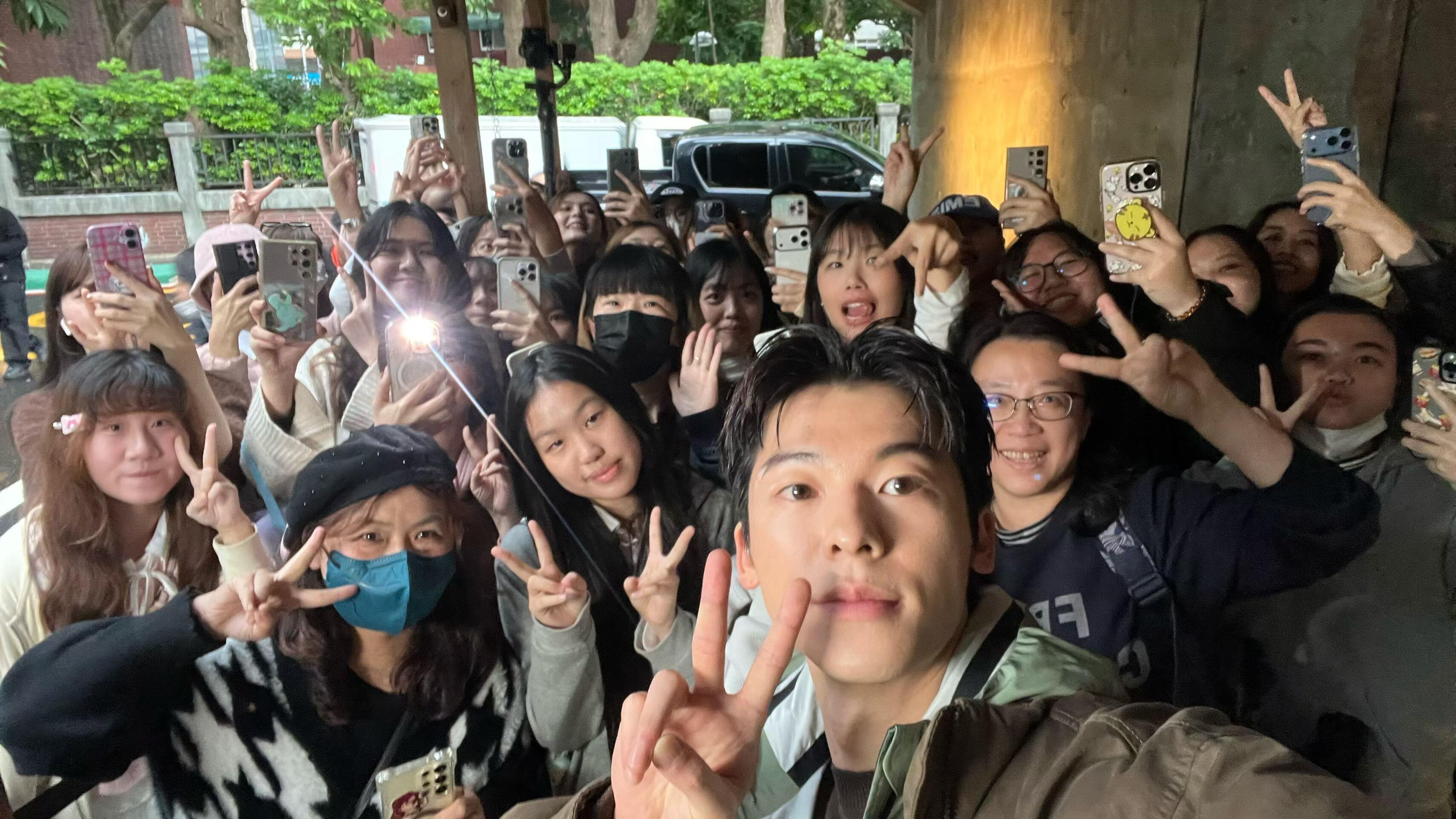 许光汉拿粉丝手机自拍🤳 