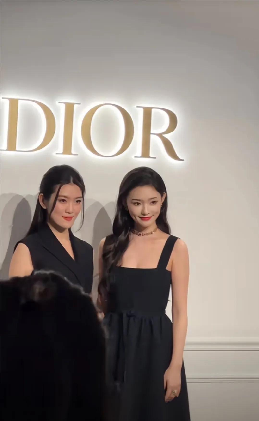 怎么会有人说林允长得普啊，在厦门Dior活动看到了林允，本人长得好惊艳，她真的好