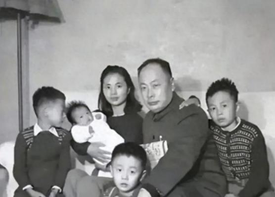 1974年，陈毅夫人张茜病重弥留之际，盯着三个儿子只说了一句话：“妹妹不出嫁，你