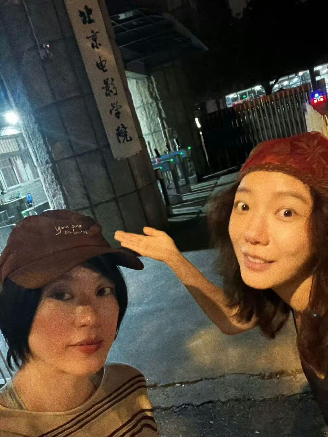 王珞丹黄璐夜游北电 分享夜游母校北京电影学院vlog，边走边和好友回忆校园往事，
