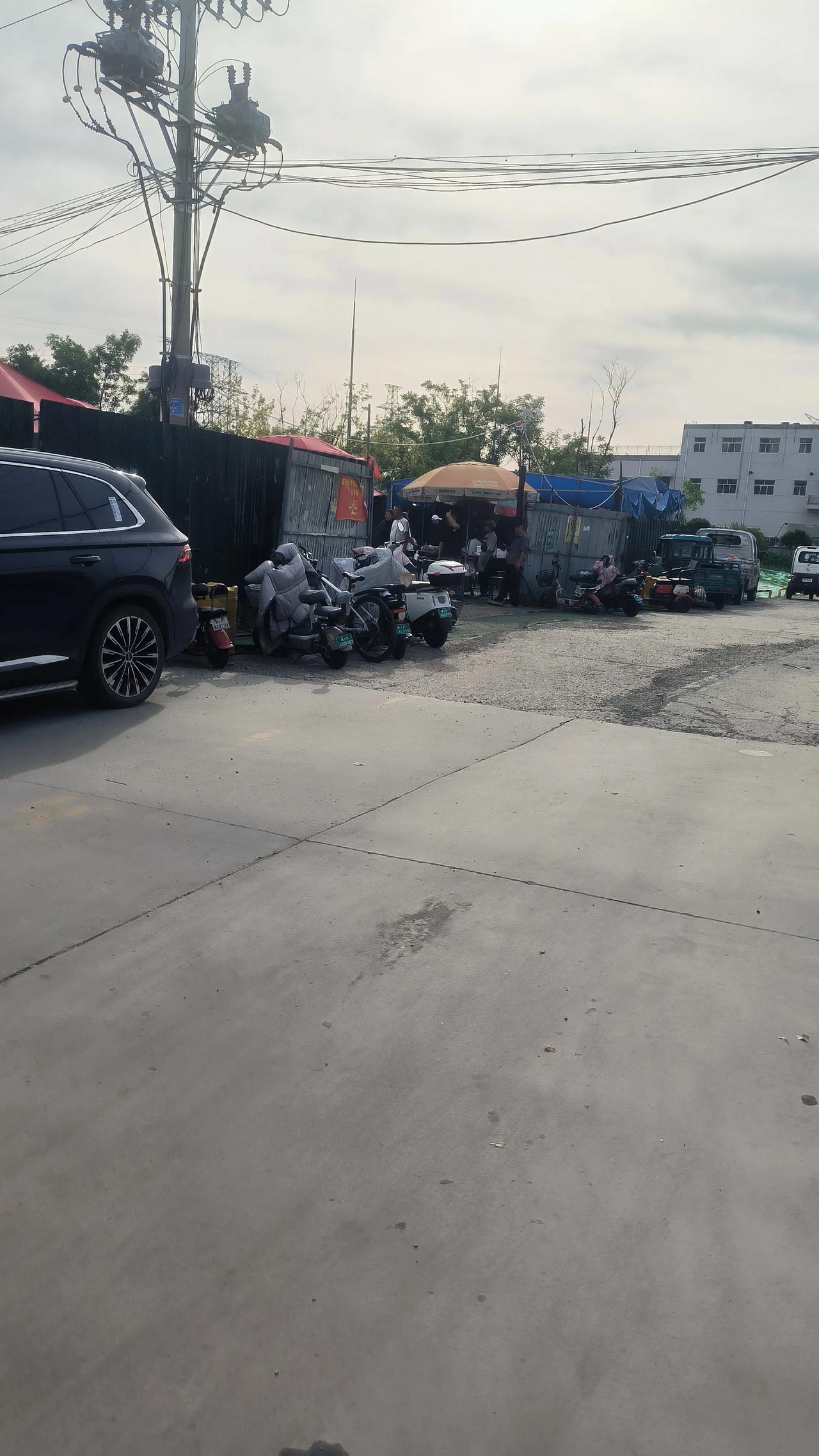 菜市场里的驴肉火烧摊儿

坐标保定明德街二师公园附近农贸市场。

里面有一家露天