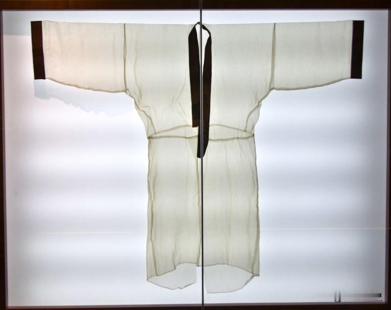 长沙马王堆汉墓出土的一件文物，让现代女性看了都直呼“真香”：一件仅49克重的素纱