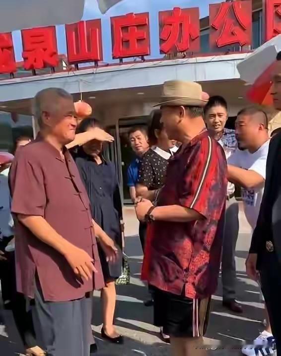 退出春晚21年，64岁范伟瘦到脱相，却活成了演员的天花板
 
最近有人拍到范伟，