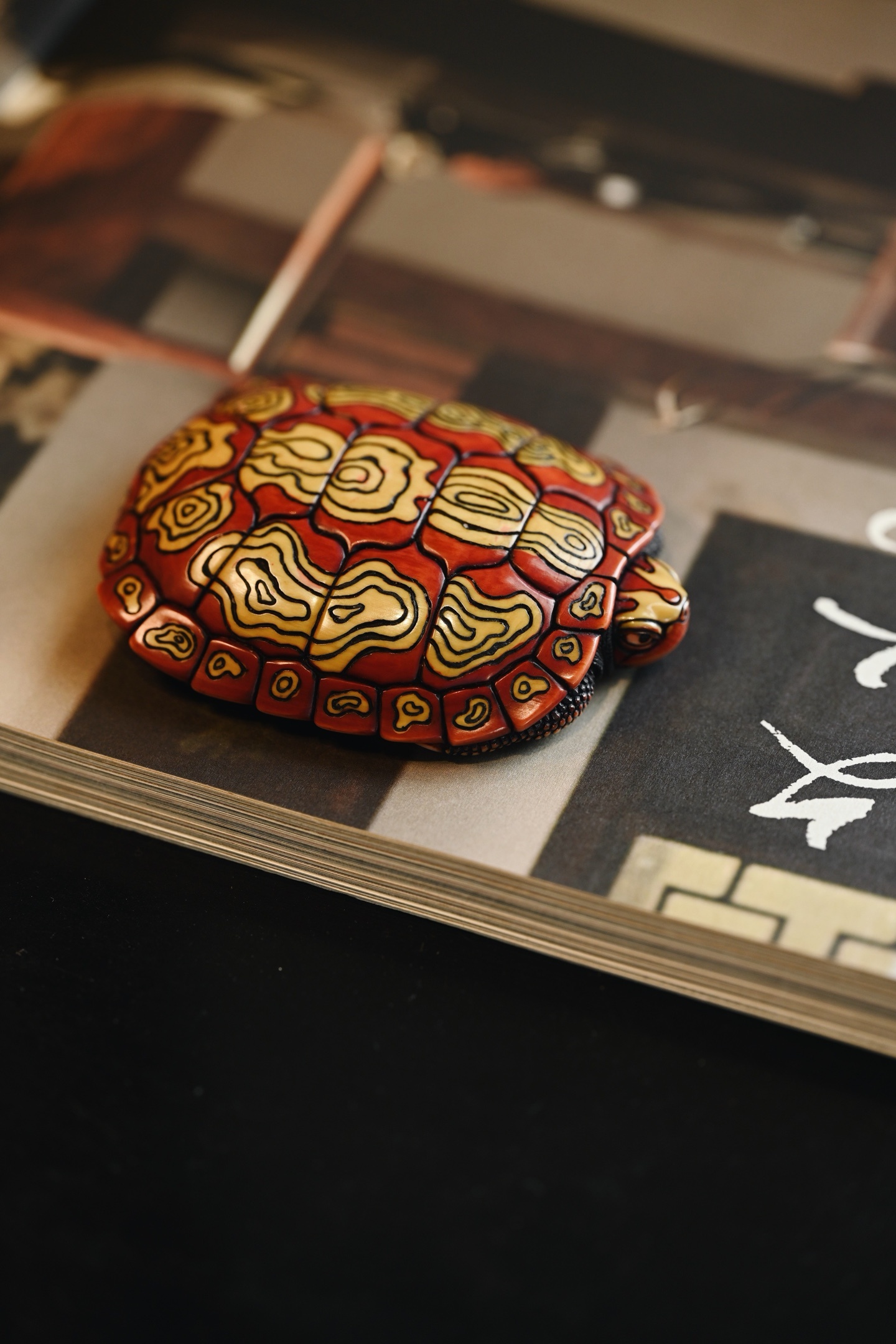 猛犸 | 巴西龟•蜡笔 手把件、雅玩以整料精雕而成，取时下热门的“蜡笔巴西龟”为