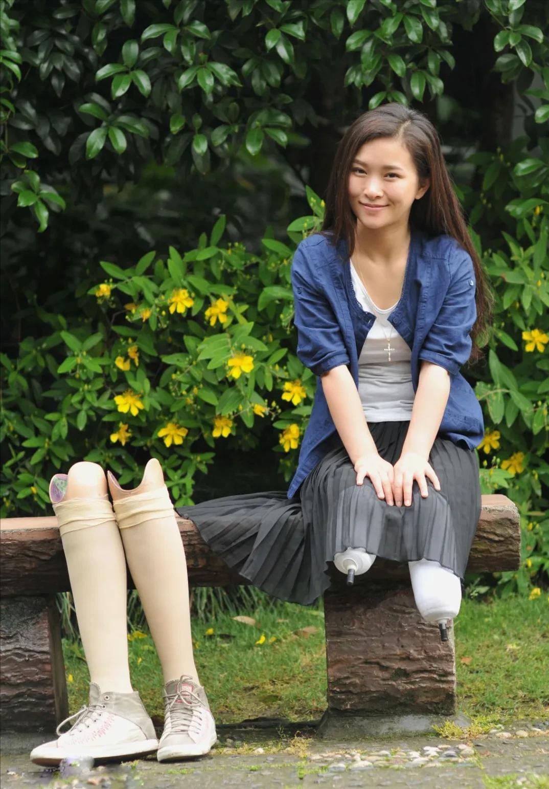 2008年，在四川汶川地震中，舞蹈老师廖智失去了双腿，早已出轨的丈夫趁此提出离婚