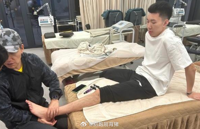 廖三宁脚踝骨髓水肿啊。。。。。。这种没招的，只能静养。打是能打，但是做技术动作就