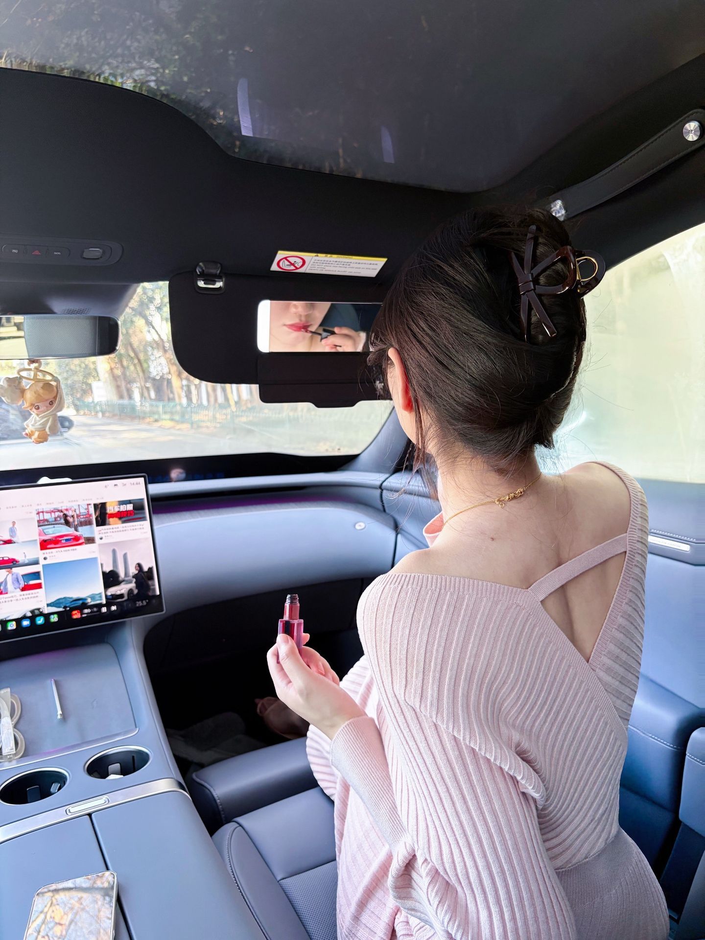 副驾驶的化妆镜很漂亮… 