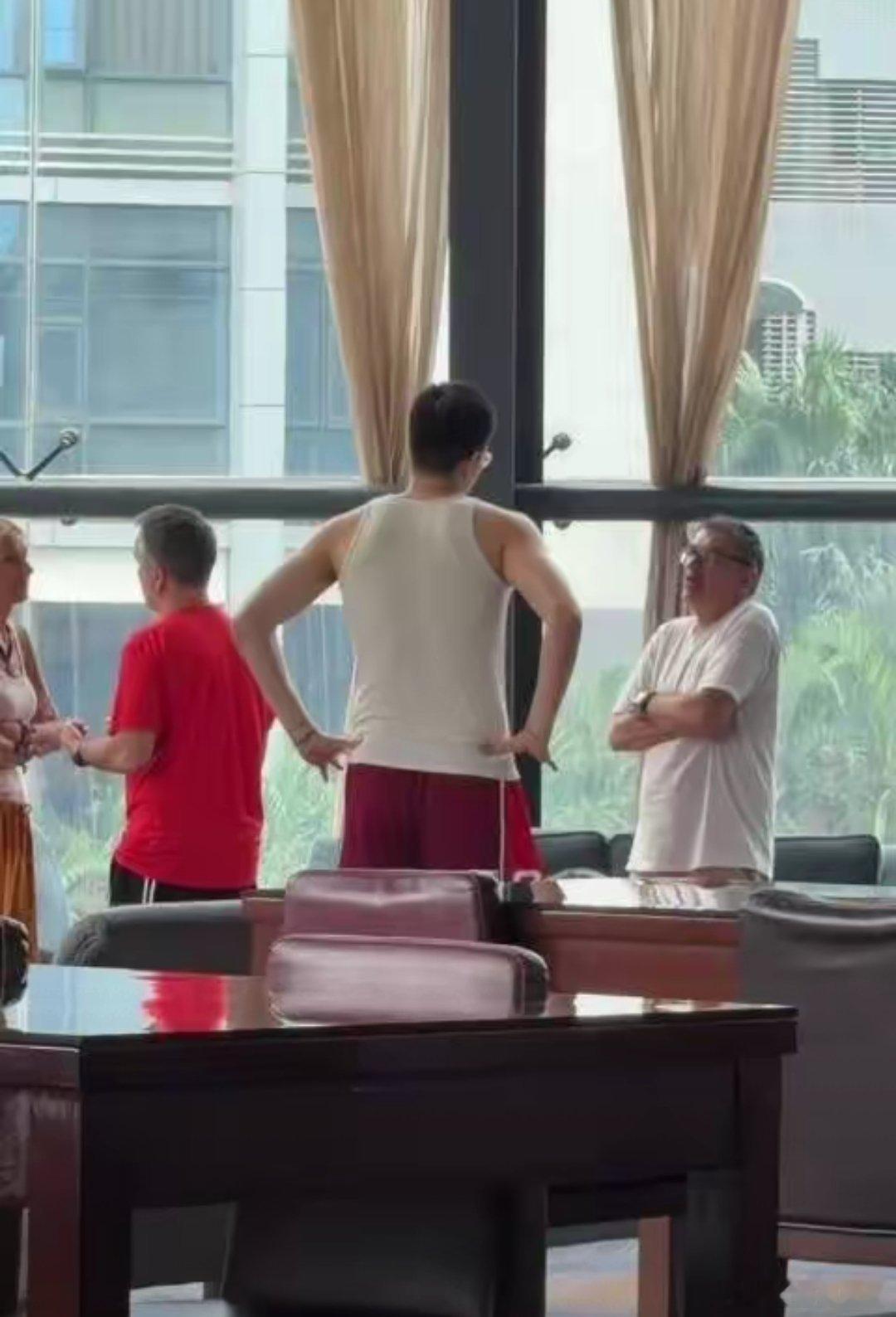 杜锋指导离任之后，焦泊乔肉眼可见找回了打球的自信，国家队热身赛面对乌拉圭打得舒展
