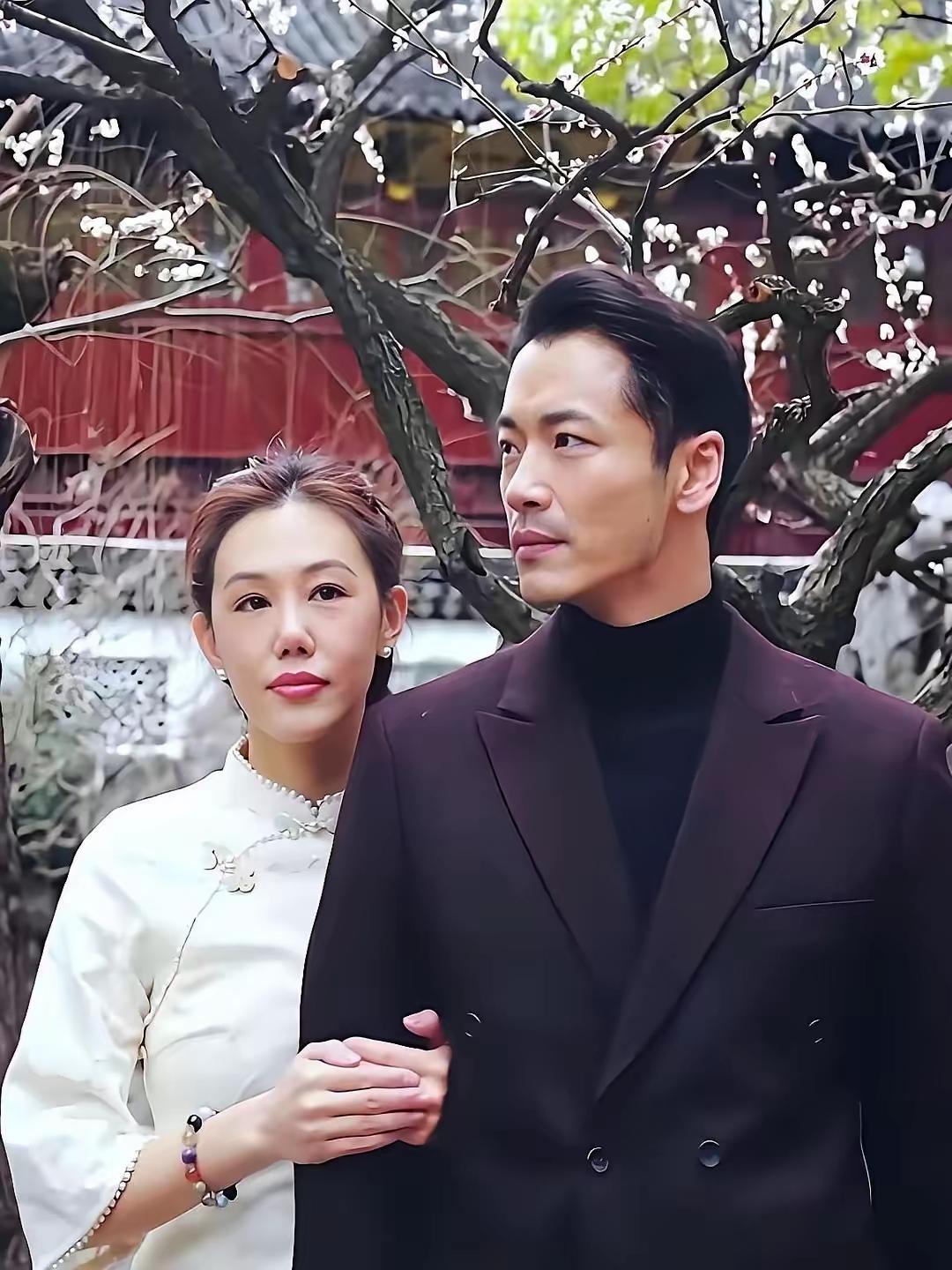 王姬和前央视播音员薛飞是儿女亲家。王姬的女儿高丽雯嫁给了薛飞的儿子薛皓文。
王姬