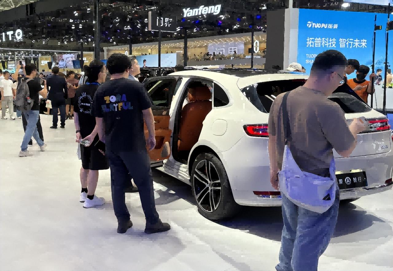 月薪8K在粤港澳大湾区车展买下了人生第一辆车——问界新M5 Ultra，它是我早