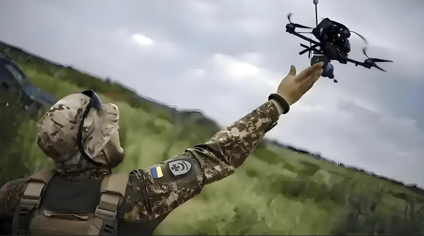 左手拈着花、右手舞着剑。  第一