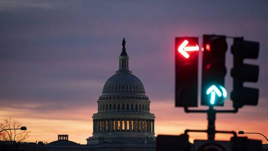当地时间周四，美国众议院未能通过一项由民主党支持的战争权力决议。此决议意在防止唐