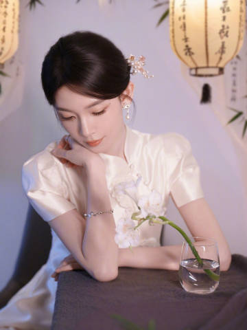 陈瑶素色旗袍拍出东方诗意陈瑶全新九宫格旗袍写真氛围感绝佳，米白改良旗袍线条柔和质