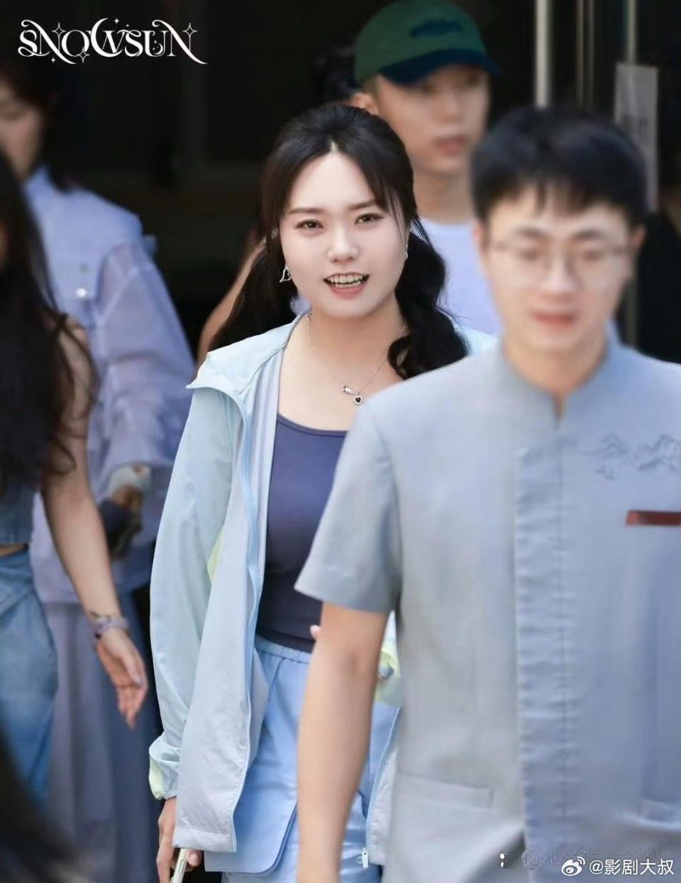 李雪琴也学贾玲减肥的嘛，更美更显年轻，快要瘦脱相了  ​​​