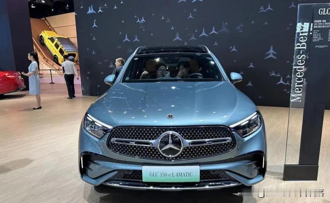 #头号新车#
成都车展，星光熠熠，
梅赛德斯新车亮相吸眼球。
AMG EQE 5