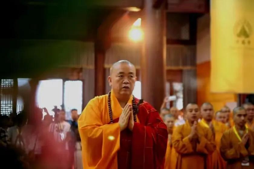 少林永信
 
少林古刹映佛光，
永信高僧志四方。
贪财好色真伪善，
欺世盗名假和