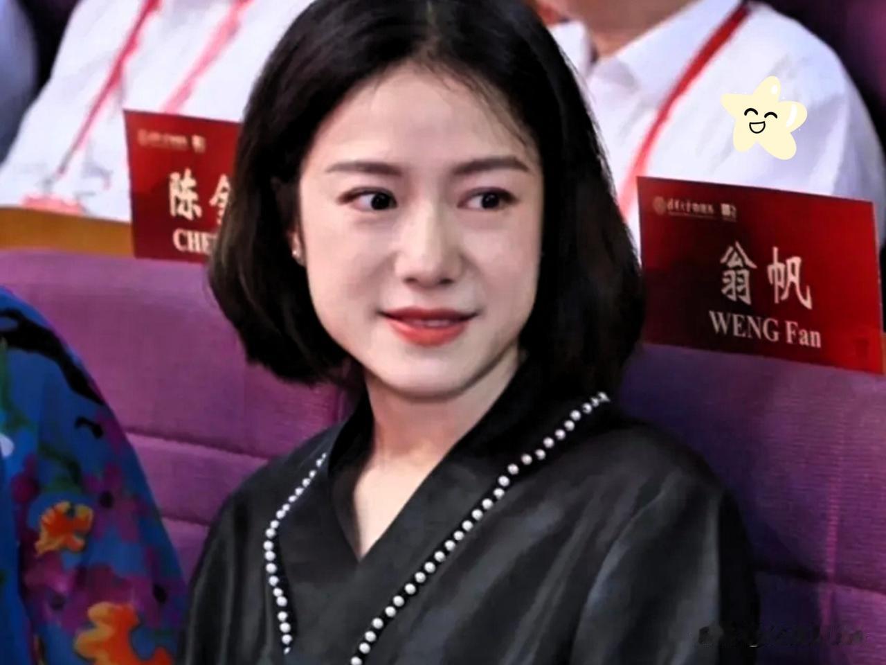 翁帆如今状态极佳，气质出众，若无人点明，很难让人看出她已年届五十，说她三十岁也毫