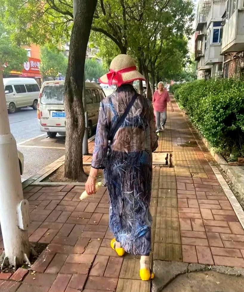 人一到老了好可怜。昨天在楼下碰到一个陌生阿姨，年纪应该是60来岁，打扮得干干净净