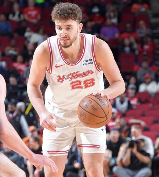 火箭队两天之后将回到主场对阵湖人队。现在他们0比2大比分落后，火箭队的首发中锋在