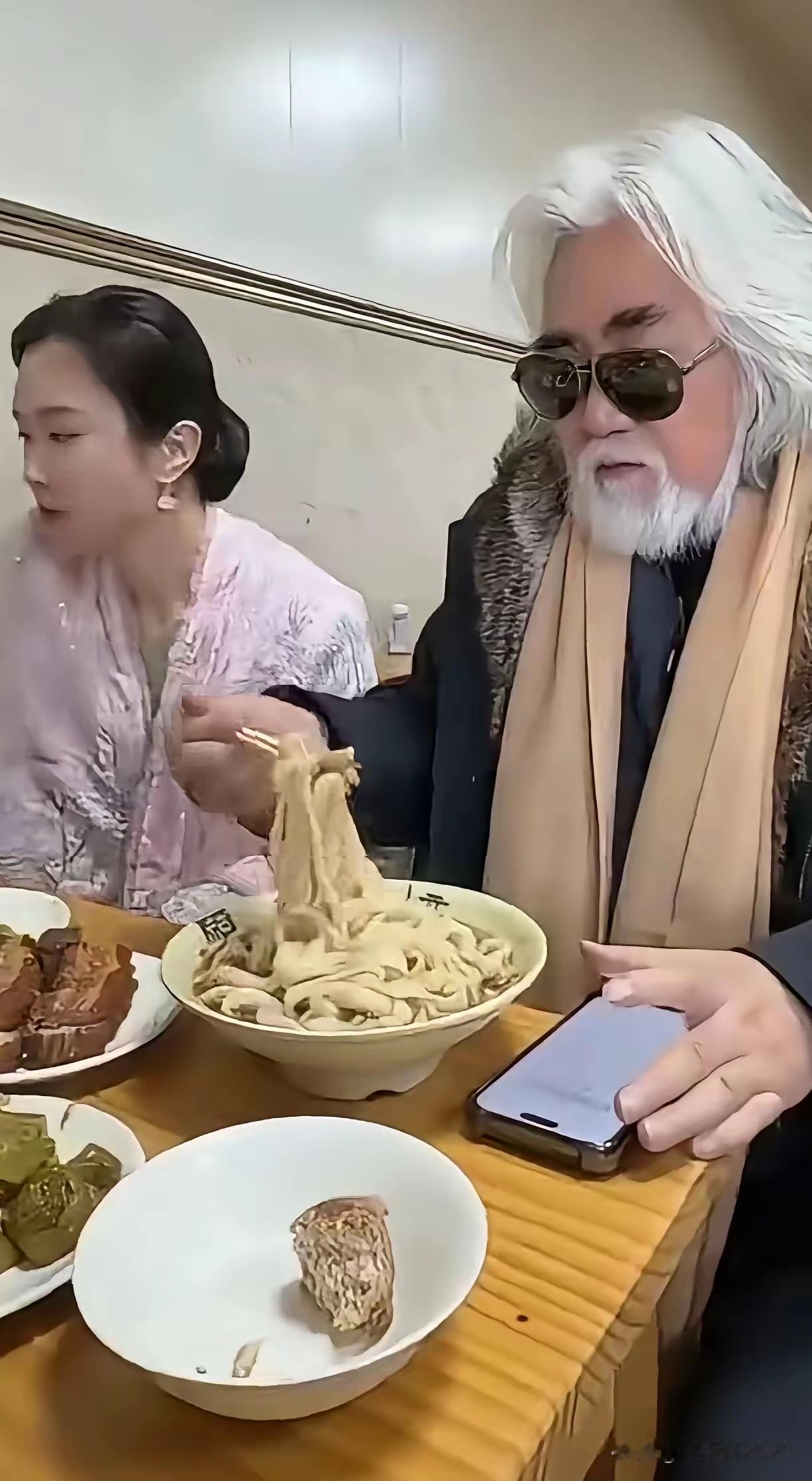 75年的张纪中想不到饭量还这么大，满满的一大碗手擀面条，看起来份量十足，难怪张纪