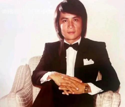 总以为明星离病痛很远，可84版韦小宝扮演者李小飞，却因肝癌于6月24日离世。他塑
