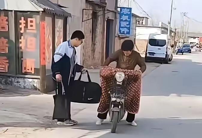 河北女子父母双亡，想带14岁弟弟去婆家生活，女子还没开口，婆婆的做法让她泪流满面