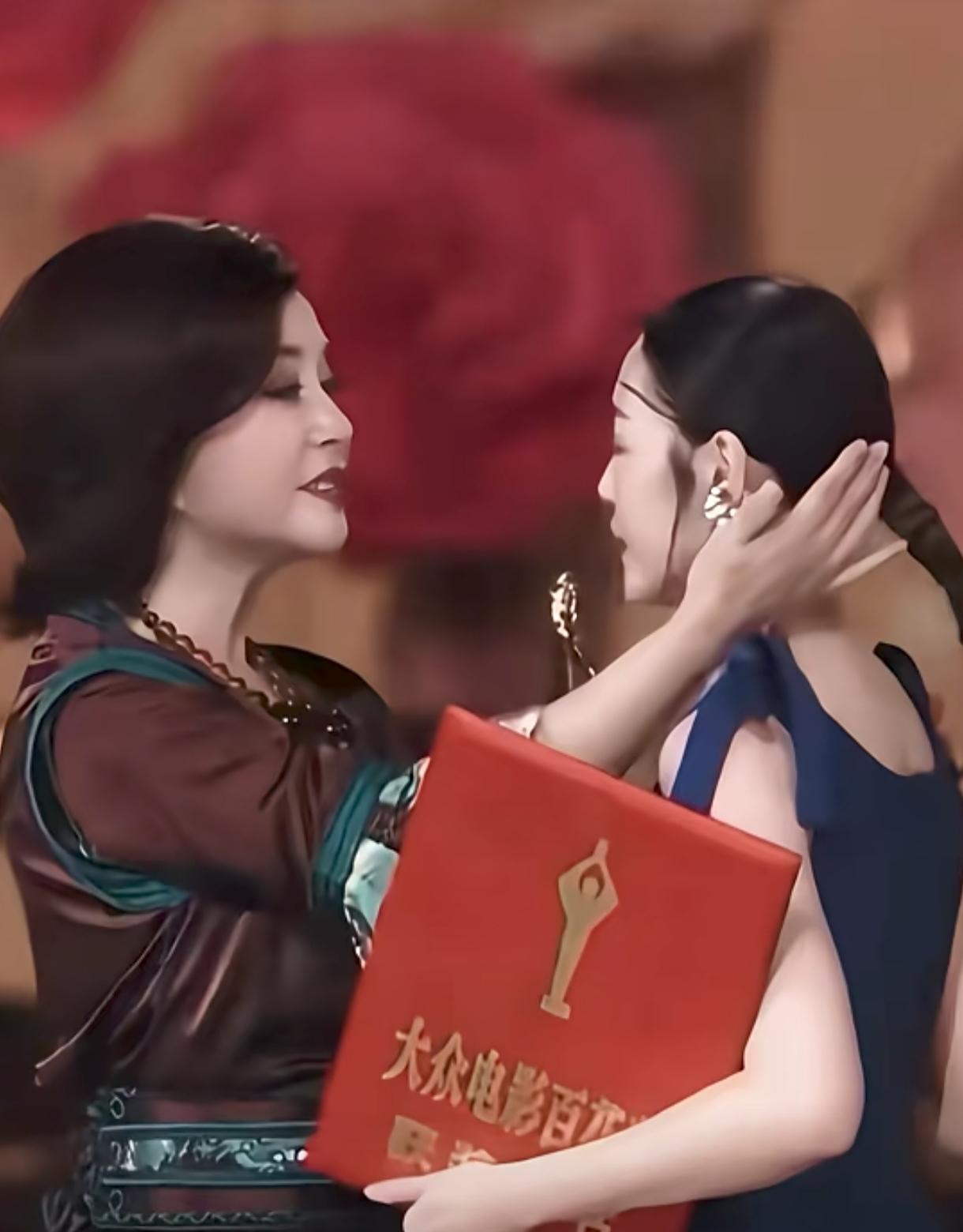 一个嘴唇缝了50多针的女演员，凭什么拿下百花影后？

颁奖礼上，主持人念出“卫诗